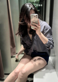 小芹 158.47.C.33歲 #新竹 5000 服飾店老闆娘 每天幫客人挑衣...