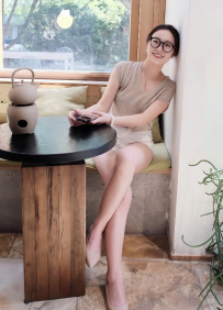 玥玥 165.46.C+.33歲 #高雄 骨感女神 五官精緻 氣質冷豔 眼神...